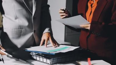 Finans belgesi ve mali muhasebe kavramının rakamlarını hesaplamak için hesap makinesi kullanan bir iş kadını