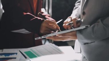 Finans belgesi ve mali muhasebe kavramının rakamlarını hesaplamak için hesap makinesi kullanan bir iş kadını