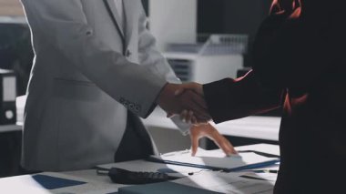 Gece geç saatlere kadar masa başında çalışan bir kadın.