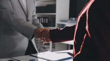 Gece geç saatlere kadar masa başında çalışan bir kadın.