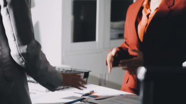 Gece geç saatlere kadar masa başında çalışan bir kadın.