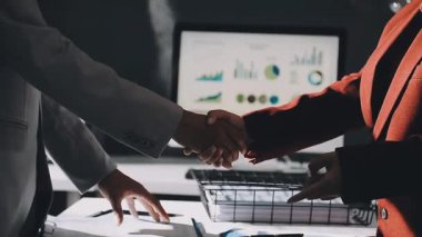 Gece geç saatlere kadar masa başında çalışan bir kadın.