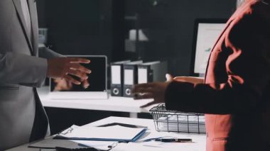 Gece geç saatlere kadar masa başında çalışan bir kadın.