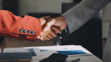 Gece geç saatlere kadar masa başında çalışan bir kadın.