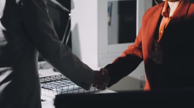 Finans belgesi ve mali muhasebe kavramının rakamlarını hesaplamak için hesap makinesi kullanan bir iş kadını