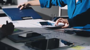 Finans belgesi ve mali muhasebe kavramının rakamlarını hesaplamak için hesap makinesi kullanan bir iş kadını