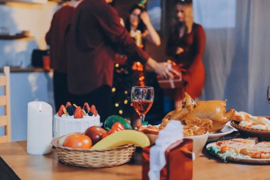 Lezzetli yiyeceklerle süslü ofis Noel Partisi. Noel ağaçları ve şenlik ışıklarıyla dekore edilmiş bir ofis, bir tatil partisi için hazırlanıyor..