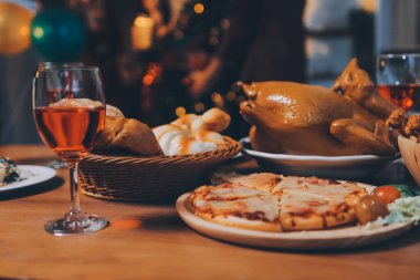 Lezzetli yiyeceklerle süslü ofis Noel Partisi. Noel ağaçları ve şenlik ışıklarıyla dekore edilmiş bir ofis, bir tatil partisi için hazırlanıyor..