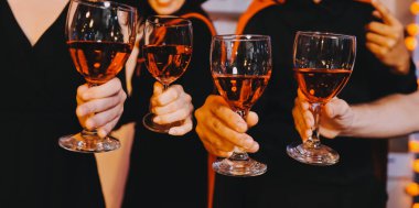 Arkadaşlar bir barda Cadılar Bayramı partisinin tadını çıkarıyorlar.