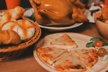 Lezzetli yiyeceklerle süslü ofis Noel Partisi. Noel ağaçları ve şenlik ışıklarıyla dekore edilmiş bir ofis, bir tatil partisi için hazırlanıyor..