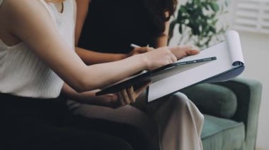 Asyalı kadın güzellik kraliçesi Vlogger sosyal medyada kozmetik makyaj dersinde canlı yayın yapıyor. İş dünyası sosyal medya kavramını etkiliyor. Çevrimiçi satış. Çevrimiçi Alışveriş.