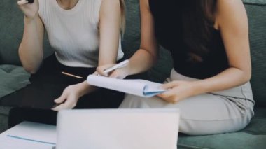 Asyalı kadın güzellik kraliçesi Vlogger sosyal medyada kozmetik makyaj dersinde canlı yayın yapıyor. İş dünyası sosyal medya kavramını etkiliyor. Çevrimiçi satış. Çevrimiçi Alışveriş.