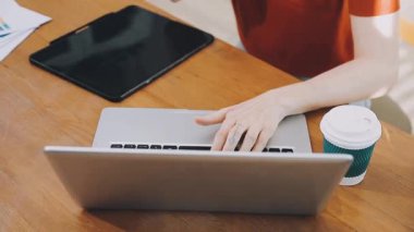 Asyalı kadın güzellik kraliçesi Vlogger sosyal medyada kozmetik makyaj dersinde canlı yayın yapıyor. İş dünyası sosyal medya kavramını etkiliyor. Çevrimiçi satış. Çevrimiçi Alışveriş.