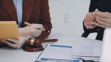 Hukuk teması, hakimin tokmağı, kolluk kuvvetleri, kanıt temelli davalar ve dikkate alınan belgeler.