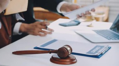 Hukuk teması, hakimin tokmağı, kolluk kuvvetleri, kanıt temelli davalar ve dikkate alınan belgeler.