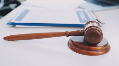 Hukuk teması, hakimin tokmağı, kolluk kuvvetleri, kanıt temelli davalar ve dikkate alınan belgeler.