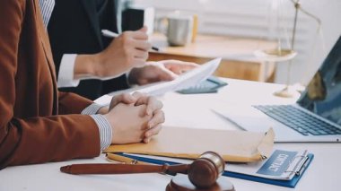 Hukuk teması, hakimin tokmağı, kolluk kuvvetleri, kanıt temelli davalar ve dikkate alınan belgeler.