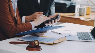 Hukuk teması, hakimin tokmağı, kolluk kuvvetleri, kanıt temelli davalar ve dikkate alınan belgeler.