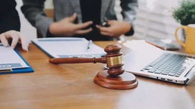 Hukuk teması, hakimin tokmağı, kolluk kuvvetleri, kanıt temelli davalar ve dikkate alınan belgeler.