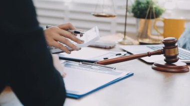 Hukuk teması, hakimin tokmağı, kolluk kuvvetleri, kanıt temelli davalar ve dikkate alınan belgeler.