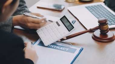 Hukuk teması, hakimin tokmağı, kolluk kuvvetleri, kanıt temelli davalar ve dikkate alınan belgeler.