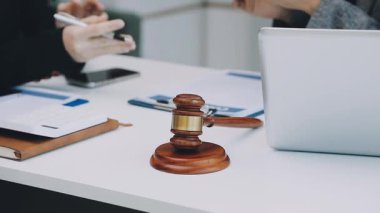 Hukuk teması, hakimin tokmağı, kolluk kuvvetleri, kanıt temelli davalar ve dikkate alınan belgeler.