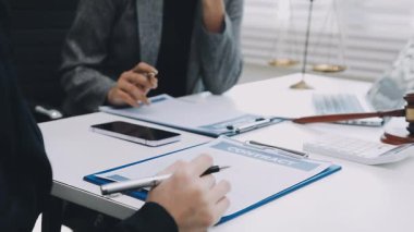 Hukuk teması, hakimin tokmağı, kolluk kuvvetleri, kanıt temelli davalar ve dikkate alınan belgeler.