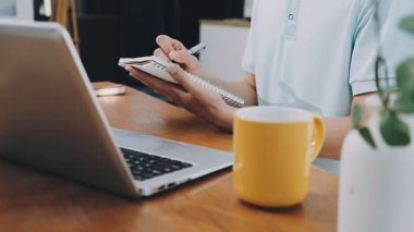 İnsan kullanım hesap makinesi ve hesaplama faturaları ve ödeme faturaları, kredi kartı, vergi ve fıçı, ödeme, para yönetimi kavramı ve mali belgeli iş raporu, mali muhasebe kavramı