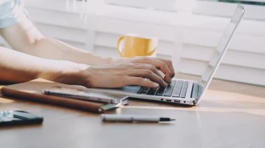 İnsan kullanım hesap makinesi ve hesaplama faturaları ve ödeme faturaları, kredi kartı, vergi ve fıçı, ödeme, para yönetimi kavramı ve mali belgeli iş raporu, mali muhasebe kavramı