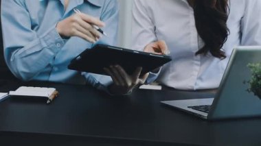 İnsan kullanım hesap makinesi ve hesaplama faturaları ve ödeme faturaları, kredi kartı, vergi ve fıçı, ödeme, para yönetimi kavramı ve mali belgeli iş raporu, mali muhasebe kavramı