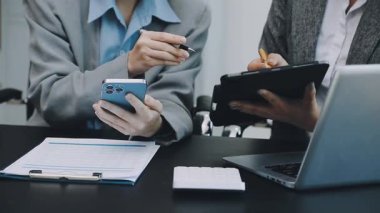 İnsan kullanım hesap makinesi ve hesaplama faturaları ve ödeme faturaları, kredi kartı, vergi ve fıçı, ödeme, para yönetimi kavramı ve mali belgeli iş raporu, mali muhasebe kavramı