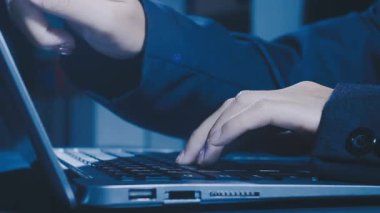 Karanlıkta akıllı telefon kullanan bir kadının stok fotoğrafı.