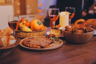 Arkadaşlar bir barda Cadılar Bayramı partisinin tadını çıkarıyorlar.