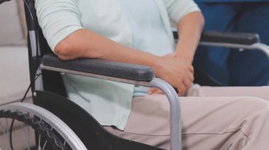 Ev bakımı hemşiresi ve yaşlılar kardiyoloji sağlık hizmetleri. Genç İspanyol kadın doktor hemşirenin yakın çekimleri sırasında steteskop kullanarak olgun beyaz hasta kalp atışlarını kontrol et.