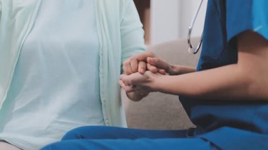 Ev bakımı hemşiresi ve yaşlılar kardiyoloji sağlık hizmetleri. Genç İspanyol kadın doktor hemşirenin yakın çekimleri sırasında steteskop kullanarak olgun beyaz hasta kalp atışlarını kontrol et.