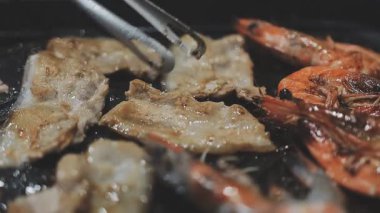 Tayland usulü sıcak tencerede ızgara domuz eti dilimleri.