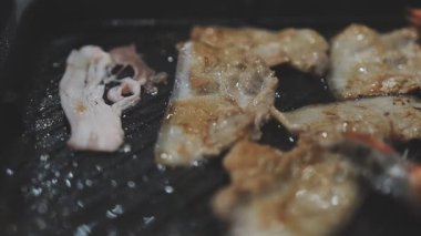 Tayland usulü sıcak tencerede ızgara domuz eti dilimleri.