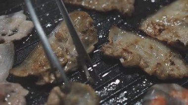 Tayland usulü sıcak tencerede ızgara domuz eti dilimleri.