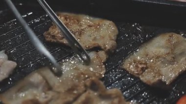 Tayland usulü sıcak tencerede ızgara domuz eti dilimleri.