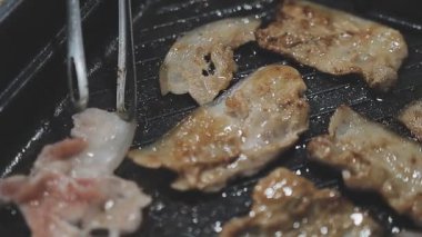 Tayland usulü sıcak tencerede ızgara domuz eti dilimleri.