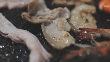 Tayland usulü sıcak tencerede ızgara domuz eti dilimleri.