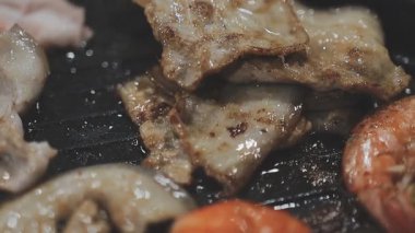 Tayland usulü sıcak tencerede ızgara domuz eti dilimleri.