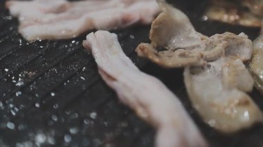 Tayland usulü sıcak tencerede ızgara domuz eti dilimleri.