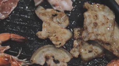 Tayland usulü sıcak tencerede ızgara domuz eti dilimleri.