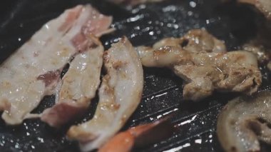 Tayland usulü sıcak tencerede ızgara domuz eti dilimleri.