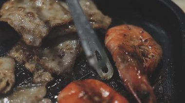 Tayland usulü sıcak tencerede ızgara domuz eti dilimleri.