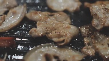 Tayland usulü sıcak tencerede ızgara domuz eti dilimleri.