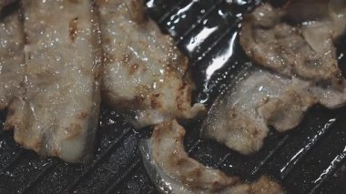 Tayland usulü sıcak tencerede ızgara domuz eti dilimleri.