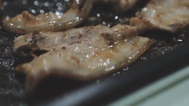 Tayland usulü sıcak tencerede ızgara domuz eti dilimleri.