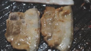 Tayland usulü sıcak tencerede ızgara domuz eti dilimleri.